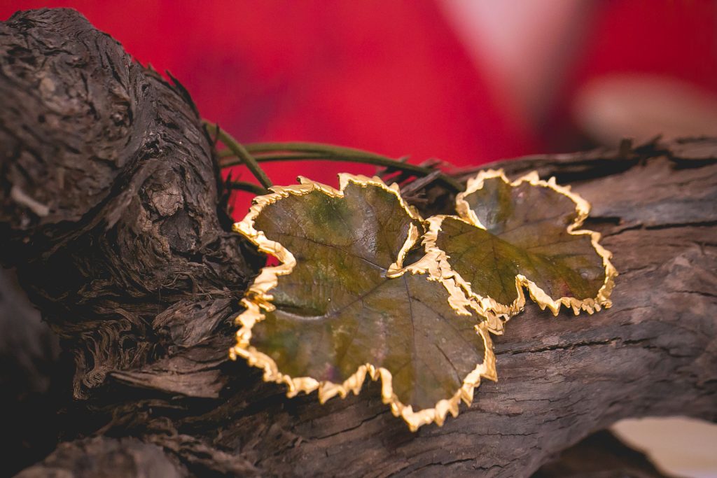 pieza realizada en oro con parra natural de la bodega juan gil por dpiedra joyeria