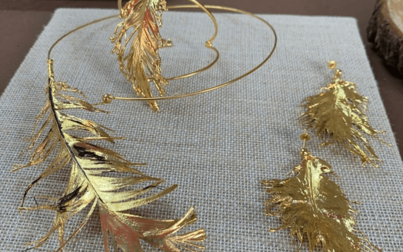 conjunto plumas de oro