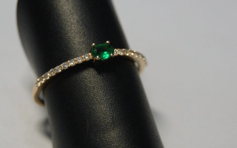 anillo solitario esmeralda