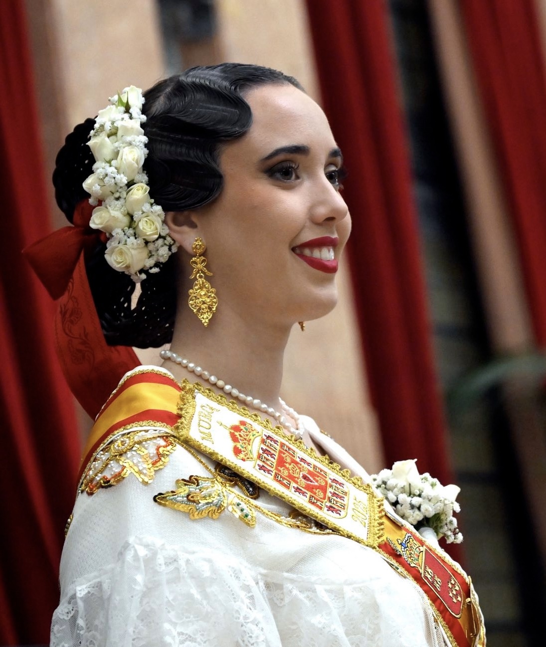 Reina de la huerta luciendo Pendientes Huertanos de DPiedra Joyería inspirados en la tradición y el traje regional murciano.
