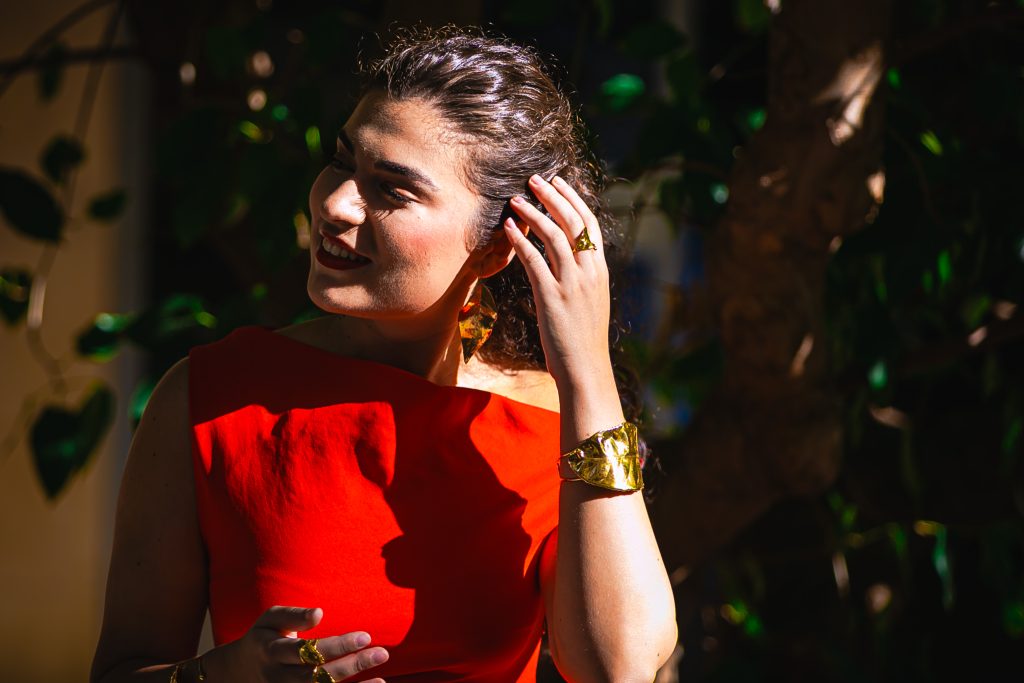 Retrato de Ángela, Reina de la Huerta 2026, luciendo los pendientes Paparajote de Oro de DPiedra Joyería, elaborados con hojas naturales de limonero recubiertas de oro de 24K y pulsera compañera.