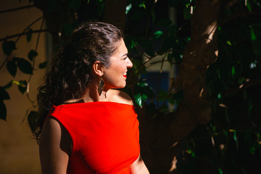 Retrato de Ángela, Reina de la Huerta 2026, luciendo los pendientes Paparajote de Oro de DPiedra Joyería, elaborados con hojas naturales de limonero recubiertas de oro de 24K