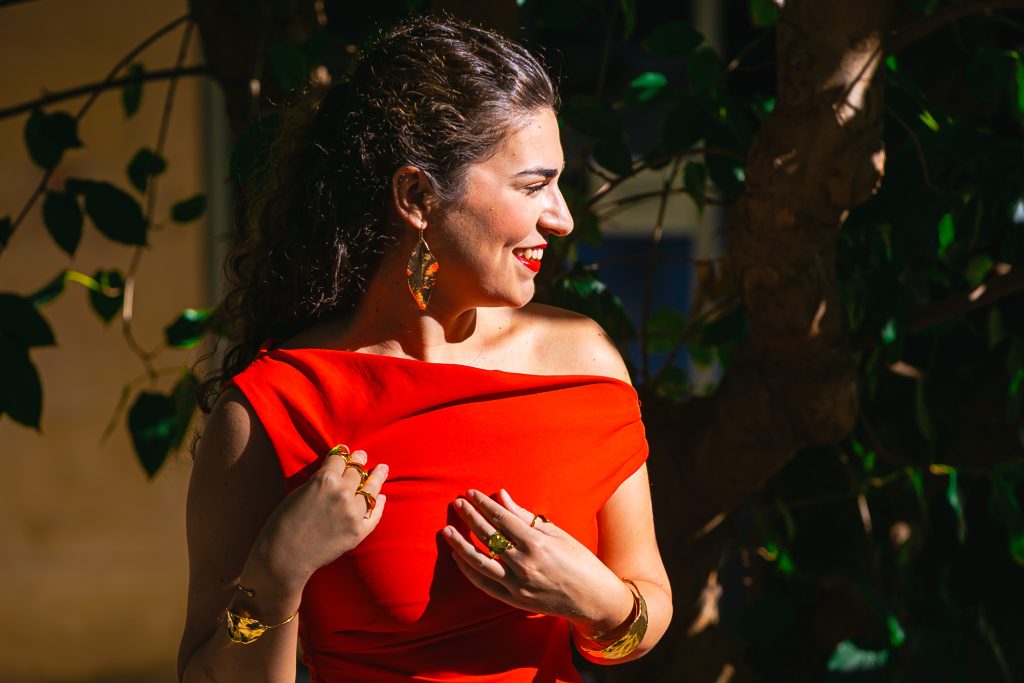 Retrato de Ángela, Reina de la Huerta 2026, luciendo los pendientes Paparajote de Oro de DPiedra Joyería, elaborados con hojas naturales de limonero recubiertas de oro de 24K