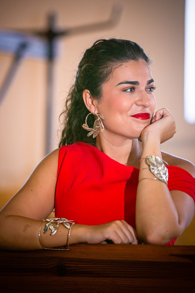 Retrato de Ángela, Reina de la Huerta 2026, luciendo los pendientes Paparajote de Oro de DPiedra Joyería, elaborados con hojas naturales de limonero en blanco.