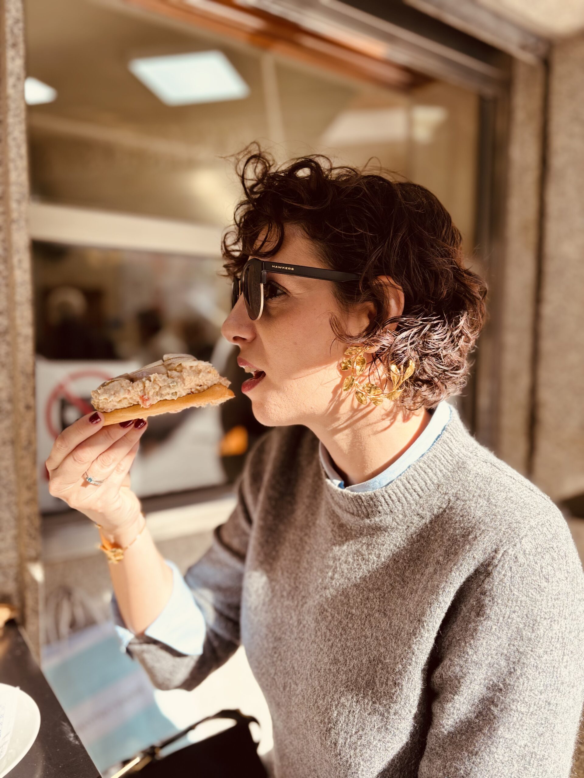 Cristina comiendo una marinera murciana