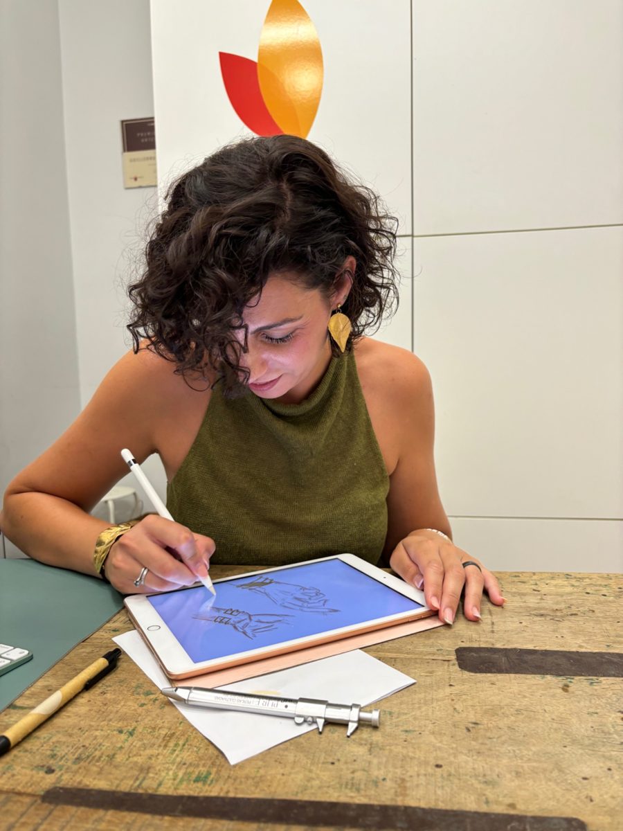 Cristina diseñando una joya en su iPad en el taller de DPiedra