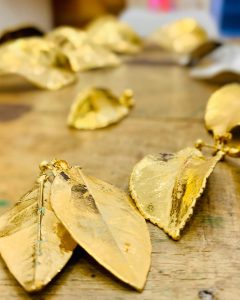 Pendientes Paparajote de Oro de DPiedra Joyería elaborados con hojas naturales de limonero recubiertas de oro de 24K