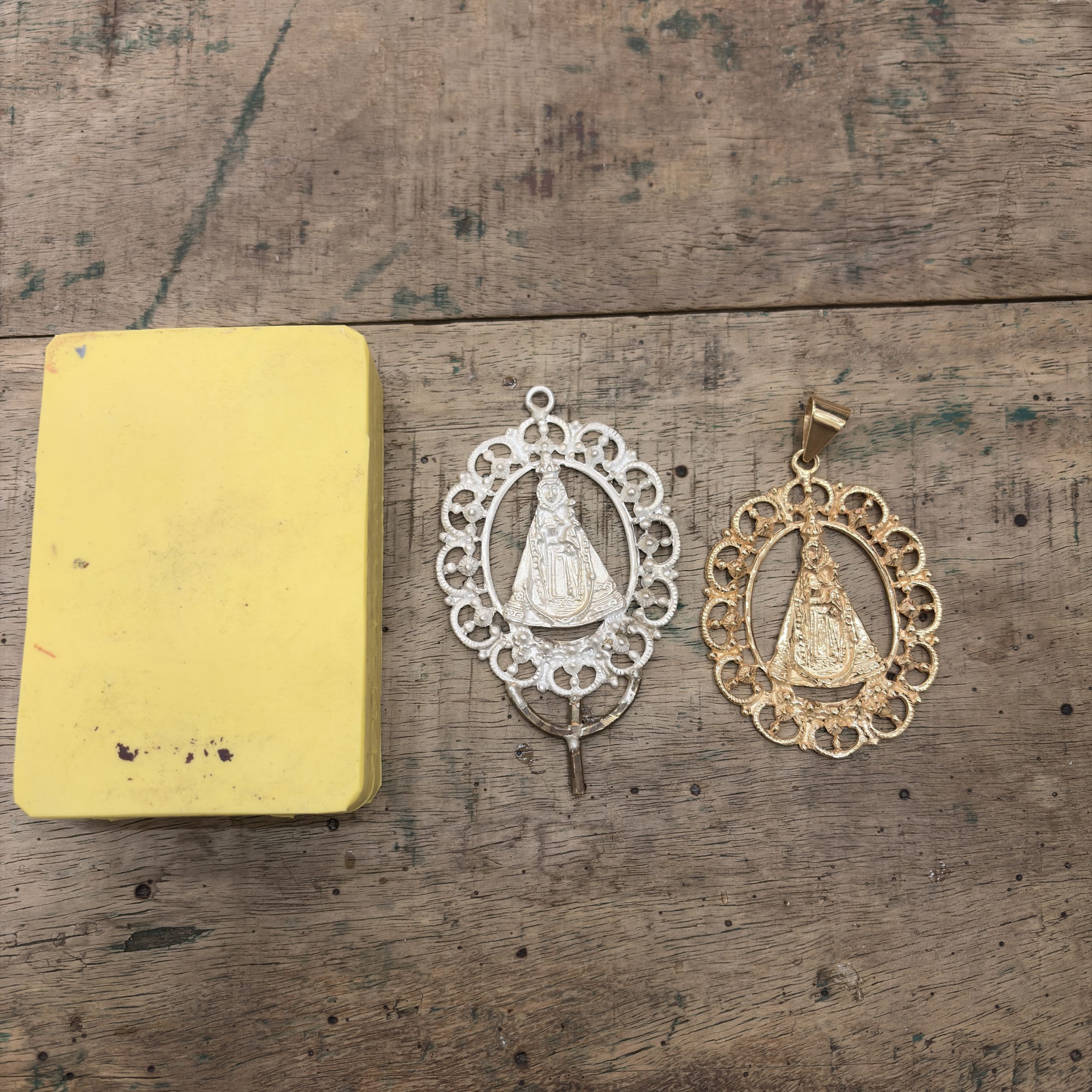 Medalla de la Virgen de la Fuensanta durante el proceso de elaboración y pieza terminada