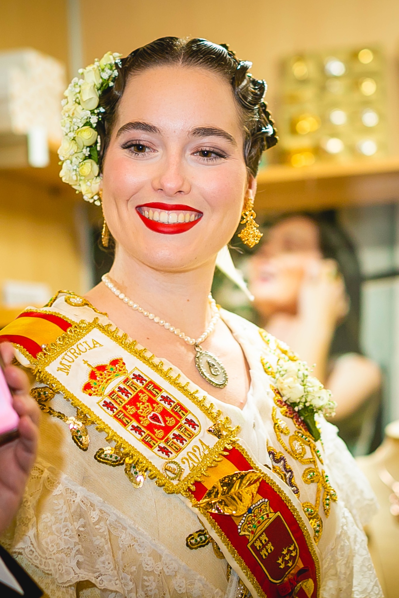 Reina de la Huerta luciendo los Pendientes Huertanos dorados