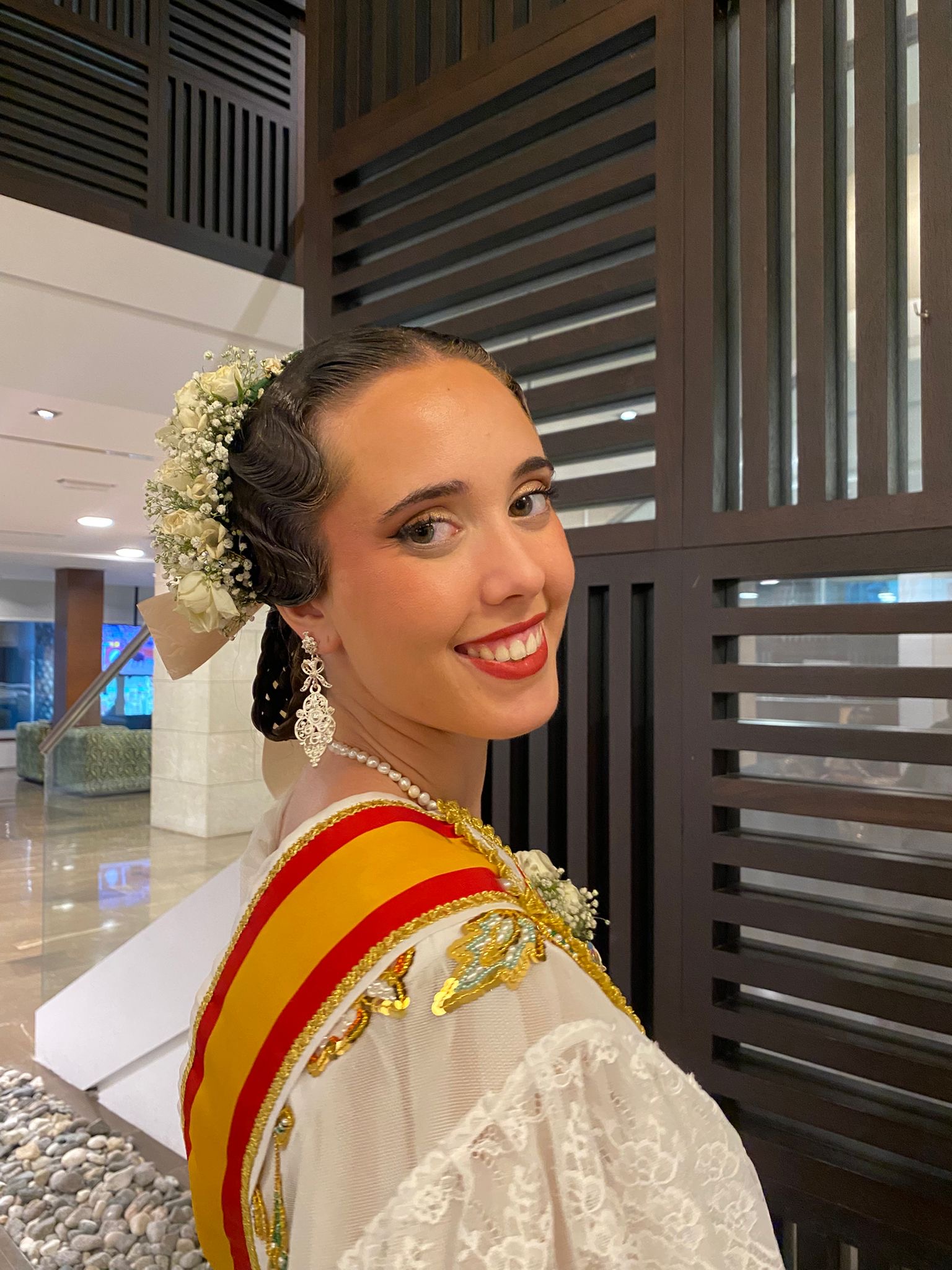 Reina de la Huerta luciendo los Pendientes Huertanos plateados