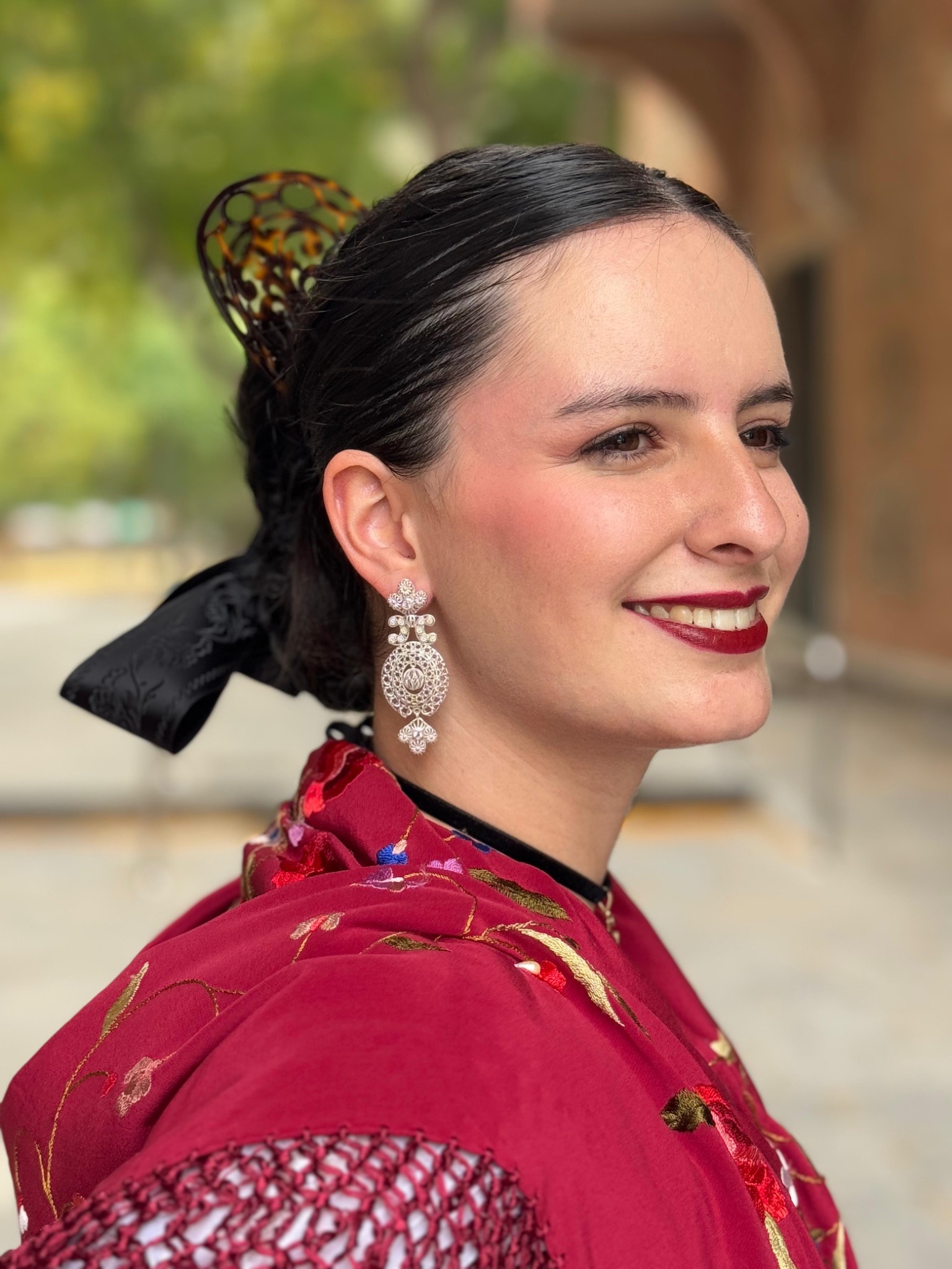 Retrato con Pendientes Huertanos plateados y traje regional